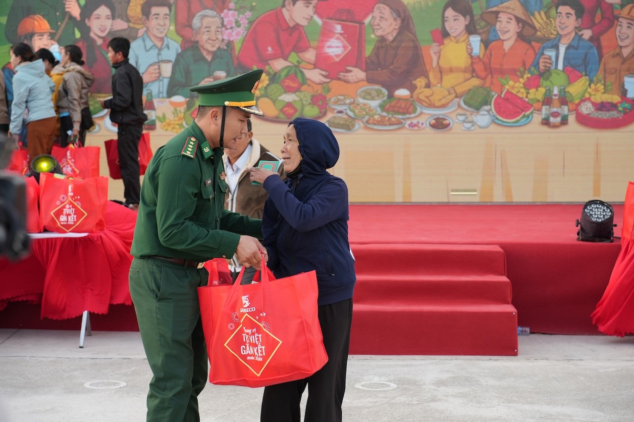 trong-hai-ngay-10-1-11-1-sabeco-cung-ban-to-chuc-chuong-trinh-da-phoi-hop-trao-tang-900-phan-qua-tet-cho-nguoi-dan-co-hoan-canh-kho-khan-va-bo-doi-bien-phong-tai-dak-lak-va-lam-dong-1768051838.JPG