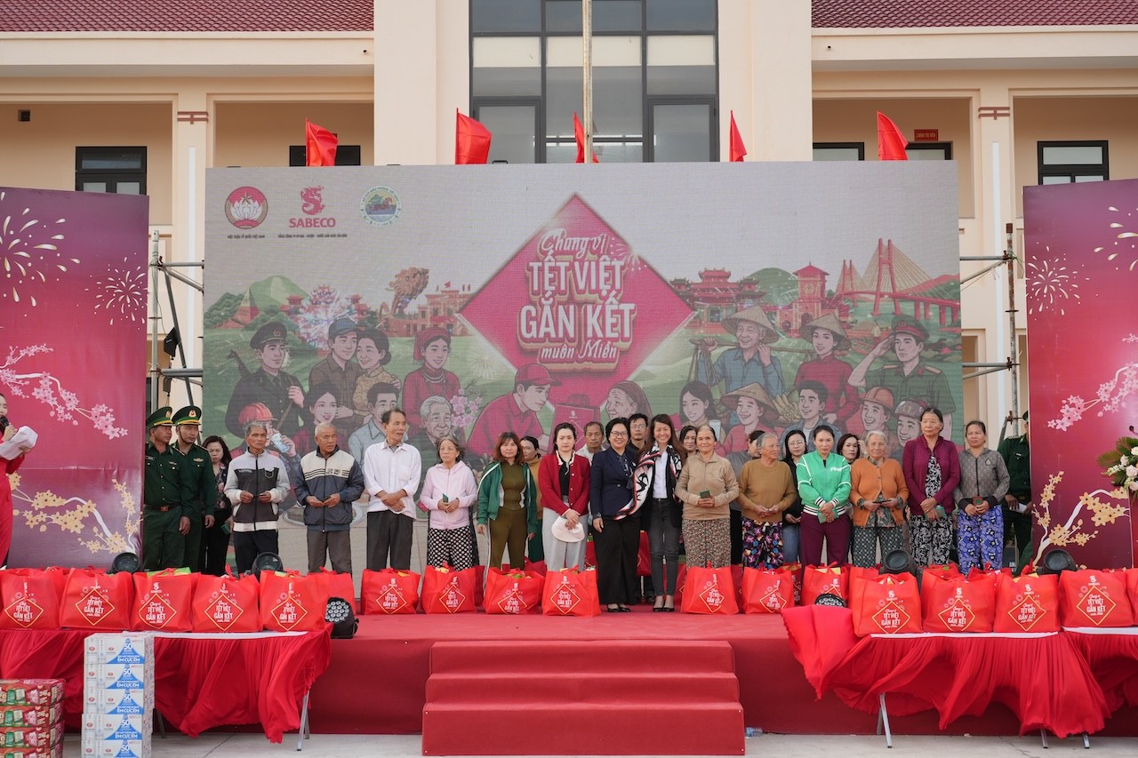 trong-hai-ngay-10-1-11-1-sabeco-cung-ban-to-chuc-chuong-trinh-da-phoi-hop-trao-tang-900-phan-qua-tet-cho-nguoi-dan-co-hoan-canh-kho-khan-va-bo-doi-bien-phong-tai-dak-lak-va-lam-dong5-1768051897.JPG