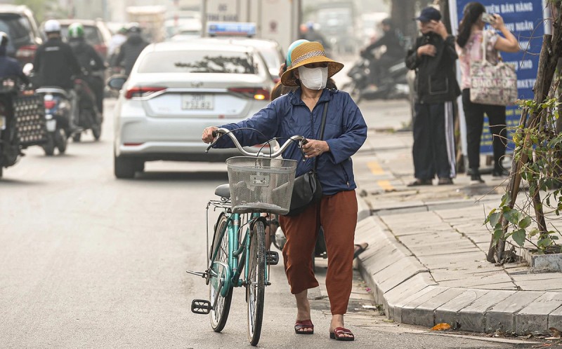 Dự báo thời tiết 8/12: Áp thấp nhiệt đới vào Biển Đông, Hà Nội đêm rét ngày nắng