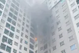 Cháy căn hộ chung cư ở Hà Nội, người dân hoảng loạn thoát hiểm bằng thang bộ