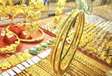 Giá vàng trong nước neo đỉnh dù giá thế giới lao dốc