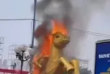 VIDEO: Linh vật ngựa bất ngờ bốc cháy tại quảng trường đông người