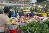 Hoa Tết ùn ùn đổ về chợ đầu mối, hoa hồng Valentine ế nhệ