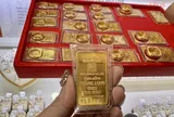 Giá vàng chiều nay 24/2: Người dân đội mưa xếp hàng mua vàng