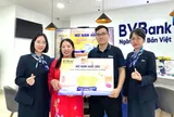 Khách hàng đầu tiên trúng vàng 999.9 từ chương trình “Mở Năm Khởi Sắc” của BVBank
