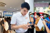 Cảnh tượng khó tin tại các chi nhánh Viettel, Vinaphone, MobiFone sáng 15/4: Sợ bị khóa SIM, nhiều người dân xếp hàng từ sớm để xác thực thông tin thuê bao