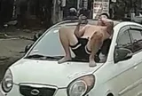 Bị đòi lại xế hộp, con rể cởi trần nằm trên nắp capo che kính lái khi bố vợ lái xe