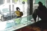 Hình ảnh chủ tiệm nhảy qua tủ kính vẫn không bắt được người phụ nữ cướp vàng Nguyễn Thị Mỹ Linh