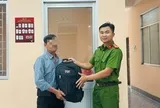 Người đàn ông ở Tây Ninh nhặt được balô chứa nhiều vàng, tiền