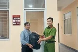 Phát hiện balo chứa nhiều vàng gồm dây chuyền, lắc tay, nhẫn... và tiền mặt: Công an mời người đàn ông SN 1962 lên làm việc