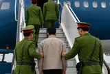 Người phạm tội được vận chuyển bằng máy bay ra sao?