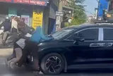 Xác minh clip 3 phụ nữ đu bám nắp capo ô tô đang chạy ở Hà Nội