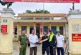 Mở chiếc túi khả nghi bên đường, người đàn ông sững sờ trước số tiền bên trong