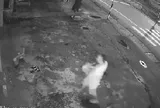 Đang ngủ trên vỉa hè, ông lão bán vé số bị thanh niên lấy đá đập vào đầu: Nguyên nhân gây phẫn nộ