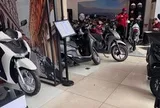 Xe máy đồng loạt giảm giá để kích cầu