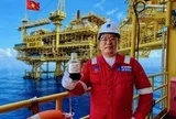 Tiếng “lóc cóc” trong đường ống và dòng dung dịch đen đen, sóng sánh chảy ra, một tiếng nổ vang lên: Việt Nam đón khoảnh khắc lịch sử