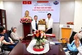 Trao Huy hiệu 45 năm tuổi Đảng cho Luật gia Lê Đông Triều