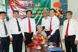 Trao Huy hiệu 80 năm tuổi Đảng cho đảng viên lão thành ở Cần Thơ