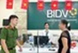 Người phụ nữ đến ngân hàng để chuyển khoản 25 triệu: Nhân viên BIDV không lập tức thực hiện yêu cầu mà báo ngay cho công an