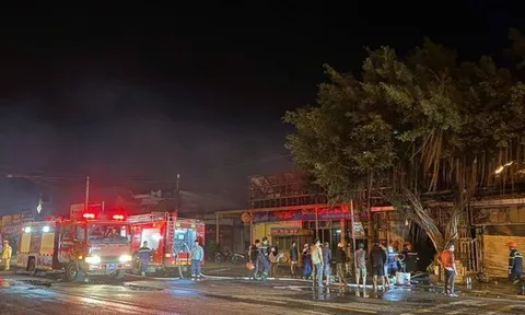 NÓNG: Cháy nhà giữa đêm khuya, 4 người trong gia đình tử vong