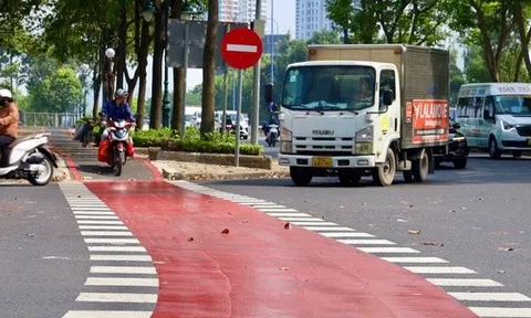 Cận cảnh làn đường "đặc biệt" trên đại lộ Mai Chí Thọ: Xe máy "lớ ngớ" đi vào sẽ bị phạt