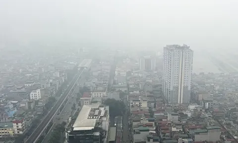 Sương mù kèm bụi mịn dày đặc, không khí Hà Nội ô nhiễm thứ 2 thế giới