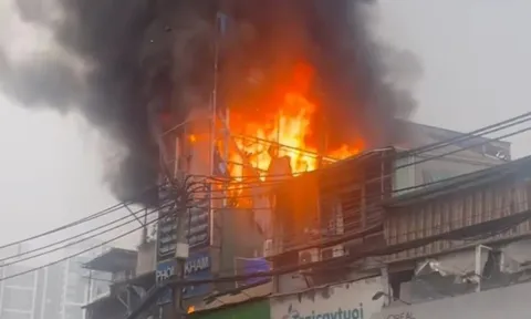 Hà Nội: Cháy lớn tại phố Trần Cung, cột khói bốc cao