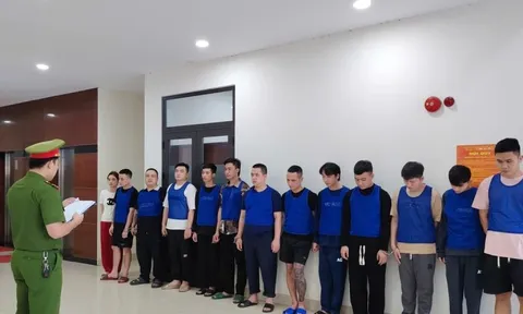 Bắt 13 đối tượng trong đường dây lừa đảo giả danh ngân hàng