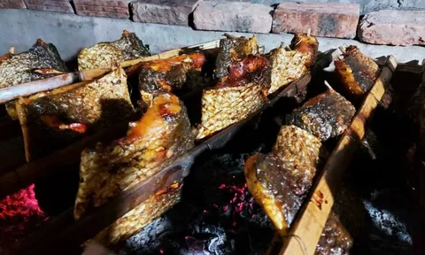 Người Hưng Yên tất bật chế biến đặc sản cá nướng Thái Xuyên phục vụ dịp Tết