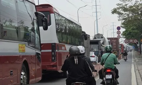 VIDEO: Ô tô bị "níu chân" ở cửa ngõ cao tốc TPHCM – Long Thành – Dầu Giây