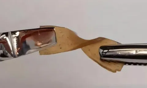 Tạo ra loại vật liệu “bất khả thi” từ sự kết hợp không ngờ giữa thủy tinh và nhựa