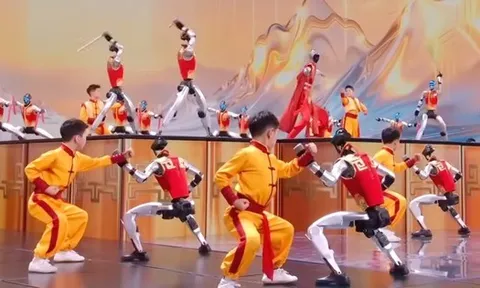 Cú sốc đêm giao thừa: Robot Trung Quốc múa côn nhị khúc như Lý Tiểu Long, vấp ngã tự đứng dậy khiến thế giới sững sờ
