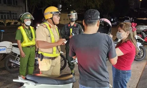 CLIP: CSGT Nam Sài Gòn xuyên đêm xử lý tài xế vi phạm nồng độ cồn