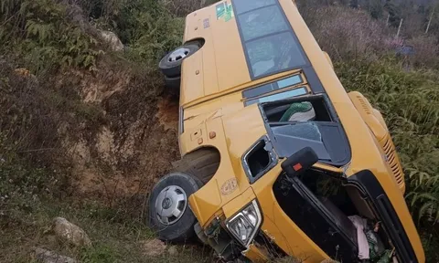 Ô tô khách lao xuống sườn đồi ở Lào Cai