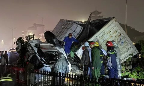 Hiện trường vụ tàu hỏa húc văng ô tô tải ở Hà Nội