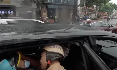 Cảnh sát "đội mưa" dẫn đường, tài xế xe ôm ở TPHCM qua cơn nguy kịch