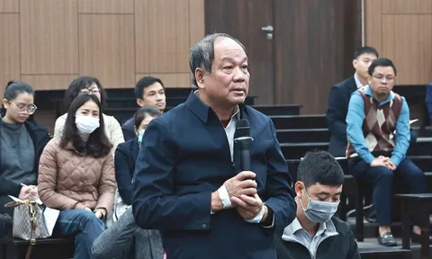 Ông Mai Tiến Dũng giới thiệu doanh nghiệp cho cựu Bộ trưởng Nguyễn Thị Kim Tiến