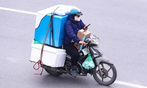 Phớt lờ nguy hiểm, nhiều người vẫn mải mê gọi điện, nghe nhạc khi lái xe