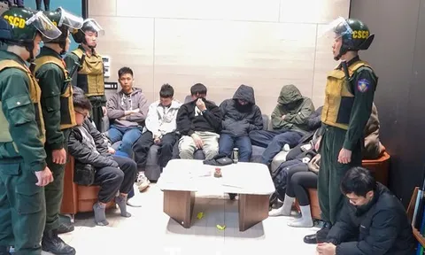 Kịch tính như phim hình sự: Video trực tiếp A50 đột kích "đại bản doanh" Xôi Lạc TV, bắt hơn 30 đối tượng, thu 300 tỷ đồng