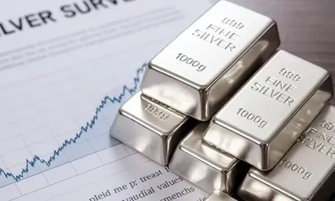 Một thế lực bán gần 140 tấn bạc trong một ngày