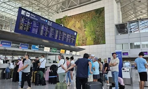 Giá vé máy bay đi châu Âu khan và lên cả trăm triệu, nhiều người “đứng ngồi không yên"