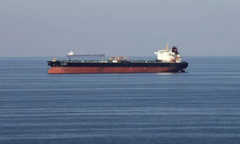 Phát hiện tàu chở 1 triệu thùng dầu âm thầm rời eo biển Hormuz trong im lặng, tắt tín hiệu định vị hướng thẳng đến một quốc gia châu Á