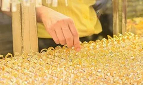 Nếu dầu lên 200 USD/thùng như Iran cảnh báo, giá vàng sẽ ra sao? Có nên tiếp tục xếp hàng mua vàng?