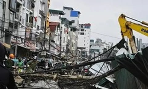 Hà Nội: Cột điện bất ngờ đổ chắn ngang đường La Thành