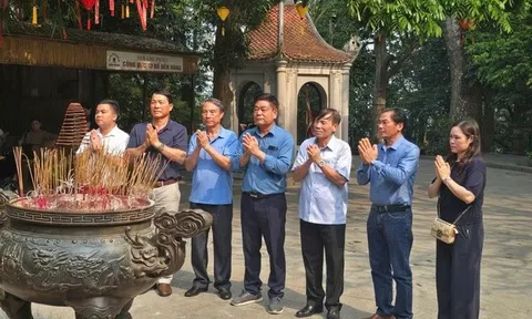 Chi hội Luật gia Văn phòng - Hội Luật gia tỉnh Phú Thọ dâng hương tưởng niệm các Vua Hùng