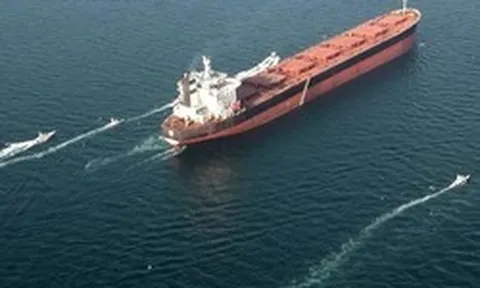 Iran muốn thu phí tàu thuyền đi qua eo biển Hormuz