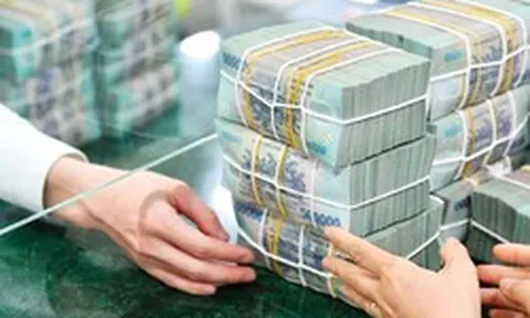 Một ngân hàng vừa tăng lãi suất tiết kiệm lên mức cao hàng đầu thị trường, nhân viên chào lãi suất lên tới 8,3% cho kỳ hạn 6 tháng