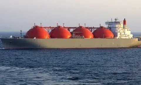 Mỹ vừa nới lỏng trừng phạt, Iran lập tức chào bán dầu đắt hơn chuẩn quốc tế, ông trùm lớn thứ 3 thế giới 'cắn răng' chốt đơn