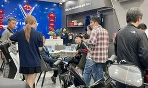 Khách TP.HCM nườm nượp mua xe điện, sẵn sàng cọc trước giữ chỗ vì đại lý hết xe