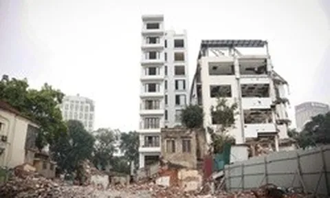 Tháo dỡ khách sạn 10 tầng ở 'đất vàng' ven hồ Gươm